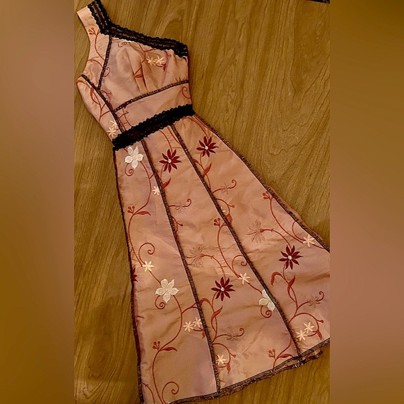 •SHRINE OF HOLLYWOOD BRAND DRESS ~VINTAGE STYLE PLEATED WITH FLORAL EMBROIDERY! - Picture 4 of 15